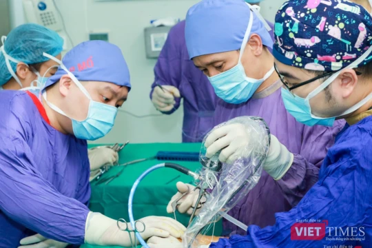 Đổi mới chính sách nhân lực để “giữ chân” bác sĩ giỏi ở bệnh viện công