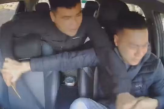 Rùng mình với clip tài xế đang lái ô tô bị khách tấn công liên tiếp vào mặt