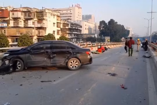 Hiện trường vụ tai nạn liên hoàn trên cầu vượt khiến 1 người tử vong
