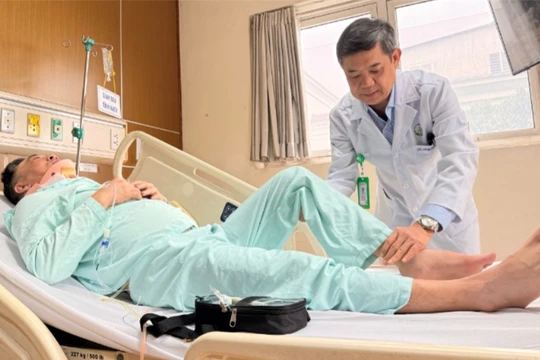 Việt kiều Anh thoát nguy cơ liệt sau 24 giờ mổ ở BV Việt Đức
