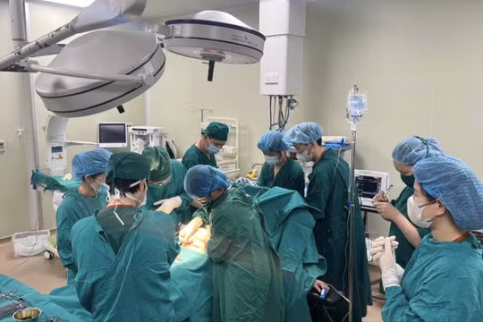 Hơn một giờ giành giật sự sống cho hai mẹ con sản phụ có rau tiền đạo trung tâm