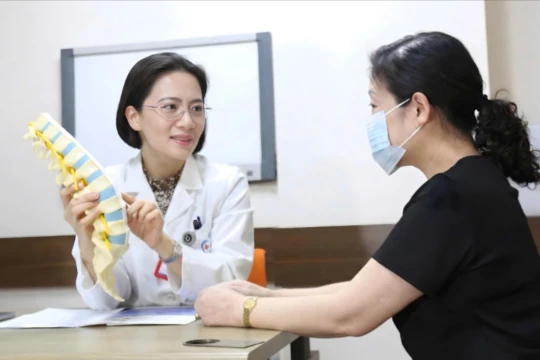 PGS.TS Phạm Hoài Thu khám cho bệnh nhân tại Bệnh viện ĐHYHN.