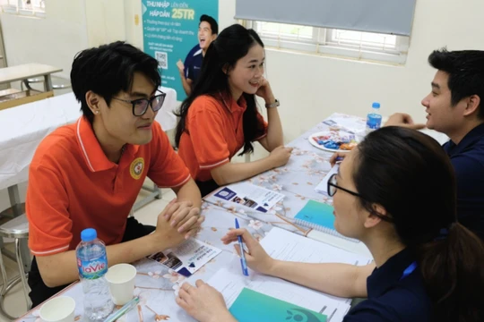 Hàng nghìn sinh viên y dược “săn việc” tại Ngày hội việc làm 2026