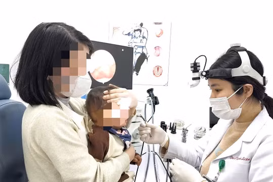 Phát hiện ghim kim loại sắc nhọn trong họng bé 12 tháng tuổi