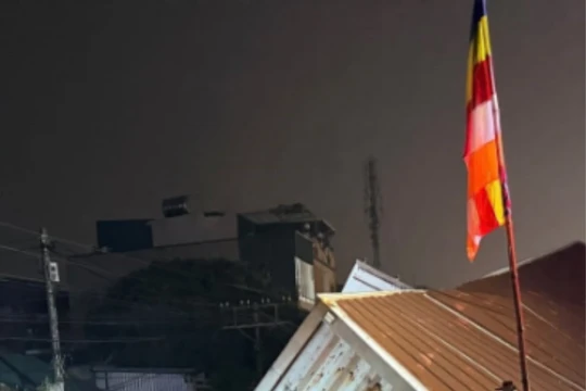 Va chạm với tàu hoả ở Hà Nội, xe tải bị "vò nát"