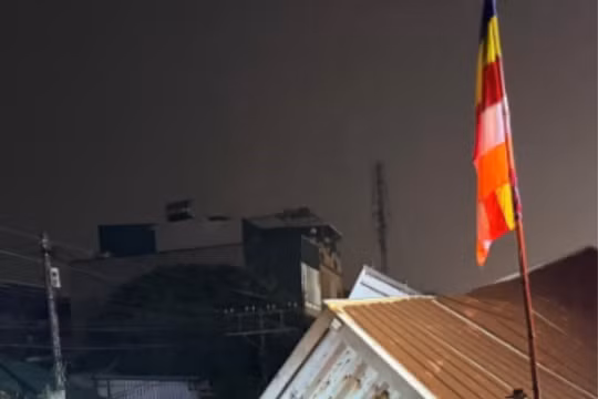 Va chạm với tàu hoả ở Hà Nội, xe tải bị "vò nát"