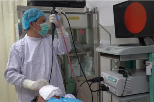 Rùng mình phát hiện răng giả mắc kẹt hơn 20 năm trong phổi người đàn ông 50 tuổi