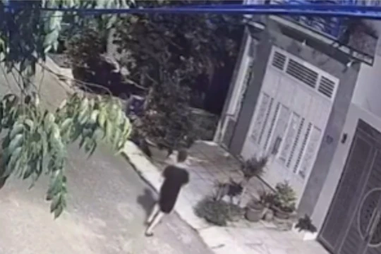 Khoảnh khắc nghẹt thở khi ông bố cầu cứu hàng xóm lúc nửa đêm