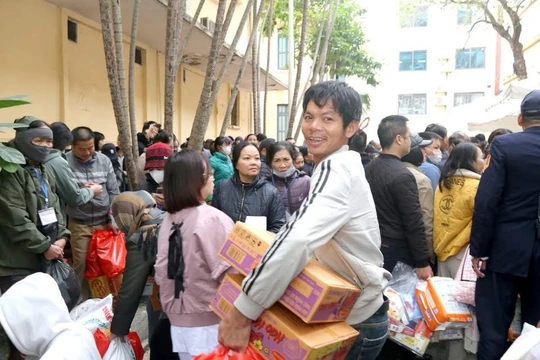 Niềm vui từ Phiên chợ 0 đồng của người nhà bệnh nhân