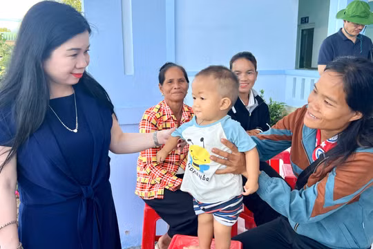 Chữa bệnh gần nhà vẫn có bác sĩ tuyến trên: Người dân hưởng lợi kép