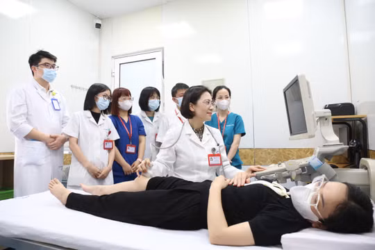 PGS.TS Phạm Hoài Thu hướng dẫn chuyên môn cho các bác sĩ trẻ và học viên sau đại học