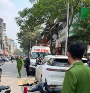 Ô tô lùi trúng 2 người trên phố ở Hà Nội, 1 phụ nữ tử vong