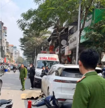 Ô tô lùi trúng 2 người trên phố ở Hà Nội, 1 phụ nữ tử vong