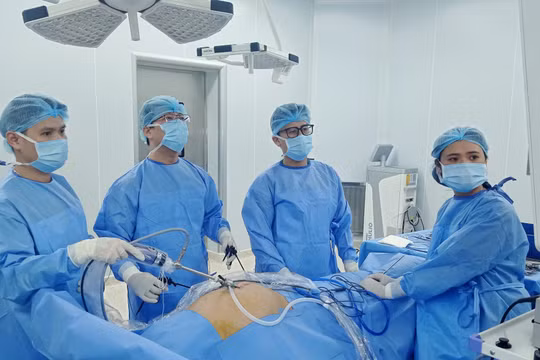 Cụ ông tuổi suýt mất mạng vì... nuốt hạt mít