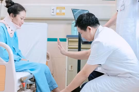 Bán cả đàn bò sang Việt Nam chữa bệnh, người phụ nữ Lào tự đi lại sau 8 tháng bị liệt