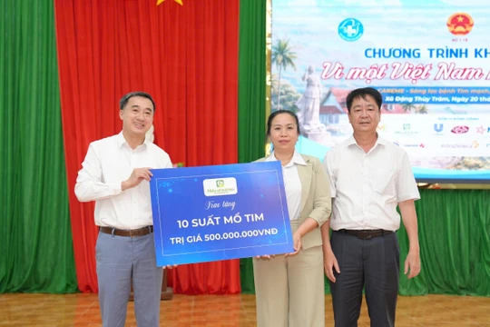 Khám bệnh và tặng quà 500 người dân xã Đặng Thùy Trâm 