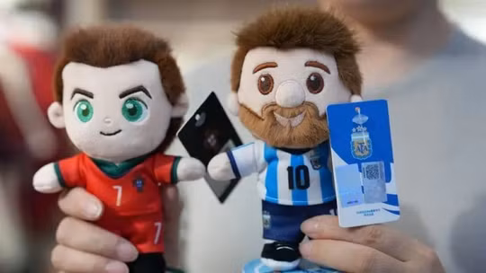 "Messi" và "Ronaldo" nhồi bông là những mặt hàng bán chạy. Ảnh: Xinhua.