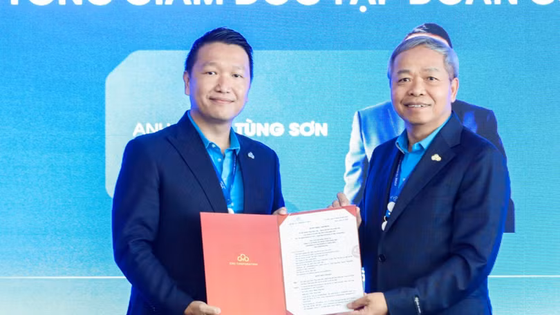 Chủ tịch CMC trao quyết định bổ nhiệm Tổng giám đốc Tập đoàn cho ông Đặng Tùng Sơn.