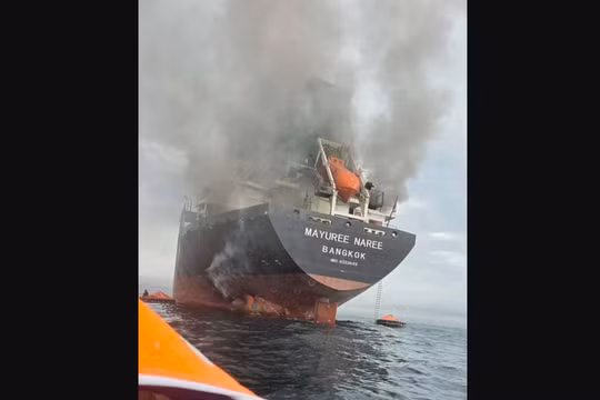 Tàu chở hàng Mayuree Naree mang cờ Thái Lan chìm trong khói đen tại eo biển Hormuz. Ảnh: Reuters.