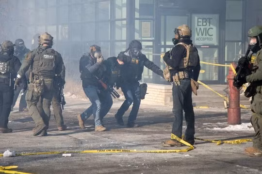 Các đặc vụ liên bang đã bắn hơi cay trong một cuộc biểu tình sau vụ nổ súng ở Minneapolis, Mỹ vào ngày 24/1. Ảnh: Getty.