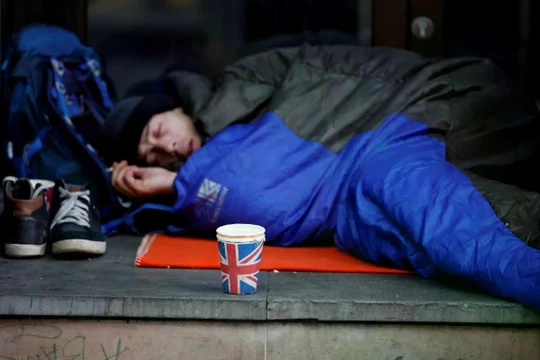 Một người vô gia cư gần quảng trường Piccadilly Circus ở trung tâm London vào năm 2020. Tình trạng nghèo đói ở Anh đã trở nên trầm trọng hơn trong những năm gần đây. Ảnh: AFP.