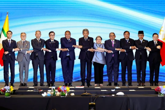 Các Ngoại trưởng ASEAN chụp ảnh lưu niệm tại cuộc họp đặc biệt ở Kuala Lumpur để thảo luận về xung đột Campuchia-Thái Lan hôm 22/12. Ảnh: Xinhua.