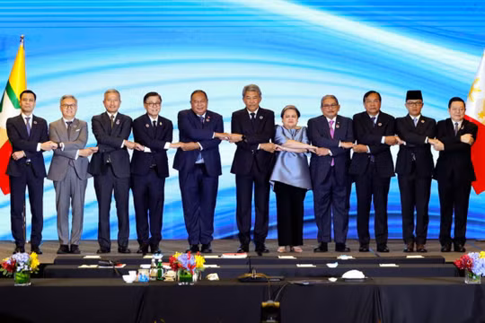 Các Ngoại trưởng ASEAN chụp ảnh lưu niệm tại cuộc họp đặc biệt ở Kuala Lumpur để thảo luận về xung đột Campuchia-Thái Lan hôm 22/12. Ảnh: Xinhua.