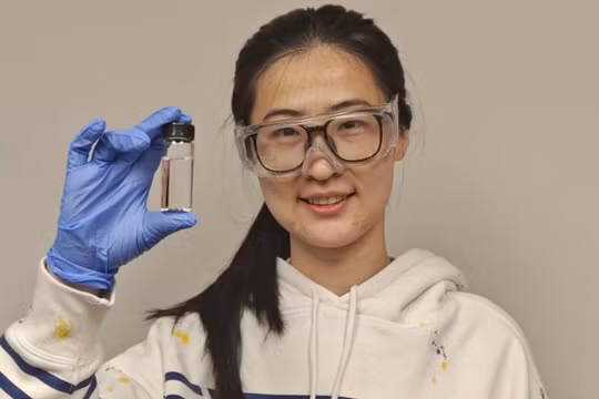 Bà Yue Sun, thuộc nhóm các nhà nghiên cứu đến từ Đại học Trung văn Hong Kong, những người đã phát triển một loại chất điện phân mới cho pin lithium-ion. Ảnh: CNN.