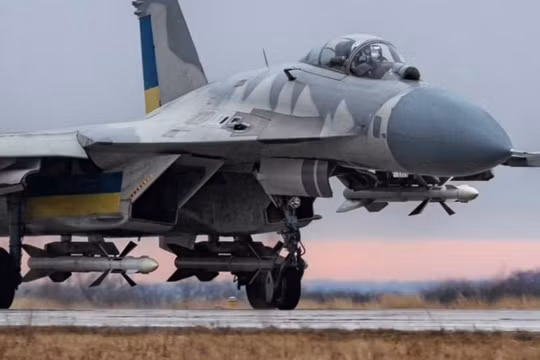 Máy bay chiến đấu Su-27 của Không quân Ukraine trang bị tên lửa không đối không R-27. Ảnh: MW.