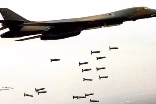 Máy bay ném bom B-1B của Không quân Mỹ đang thả bom. Ảnh: MW.