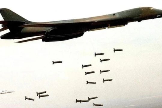 Máy bay ném bom B-1B của Không quân Mỹ đang thả bom. Ảnh: MW.