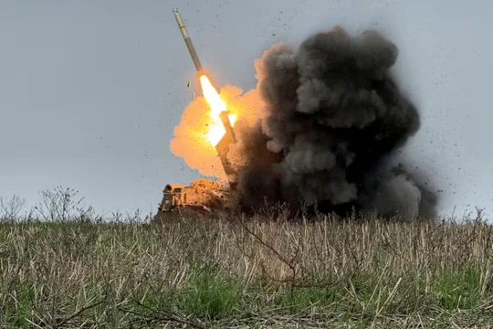 Binh sĩ Ukraine bắn hệ thống tên lửa phóng loạt (MLRS) về phía quân đội Nga, trong bối cảnh Nga tấn công Ukraine, gần thị trấn tiền tuyến Pokrovsk thuộc vùng Donetsk, Ukraine ngày 9/12/2025. Ảnh: Reuters.