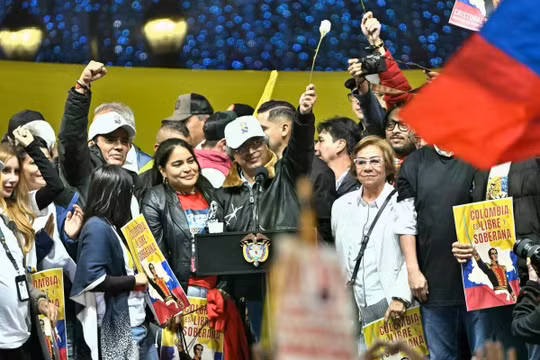 Tổng thống Colombia Gustavo Petro tại một cuộc mít tinh ủng hộ chủ quyền quốc gia, ở Quảng trường Bolivar tại Bogota hôm 7/1. Ảnh: AFP.