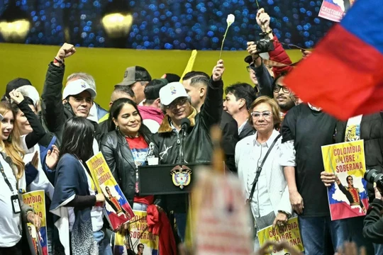 Tổng thống Colombia Gustavo Petro tại một cuộc mít tinh ủng hộ chủ quyền quốc gia, ở Quảng trường Bolivar tại Bogota hôm 7/1. Ảnh: AFP.