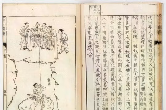 Cuốn bách khoa toàn thư nổi tiếng thời nhà Minh, ghi chép hơn 130 loại kỹ thuật thủ công, bao gồm các quy trình dệt may tiên tiến và các phương pháp luyện kim. Tên cuốn sách được lấy làm tên chương trình mới. Ảnh: SCMP.