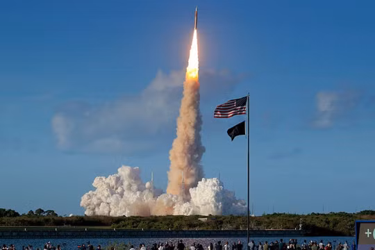 Tên lửa SLS của NASA mang theo tàu vũ trụ Orion cùng các phi hành gia Reid Wiseman, Victor Glover, Christina Koch và Jeremy Hansen phóng lên trong sứ mệnh Artemis II, từ Trung tâm Vũ trụ Kennedy, Florida, ngày 1/4. Ảnh: NASA.