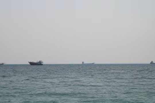 Các tàu thuyền tại eo biển Hormuz, nhìn từ Musandam, Oman, ngày 12/7. Ảnh: Reuters.