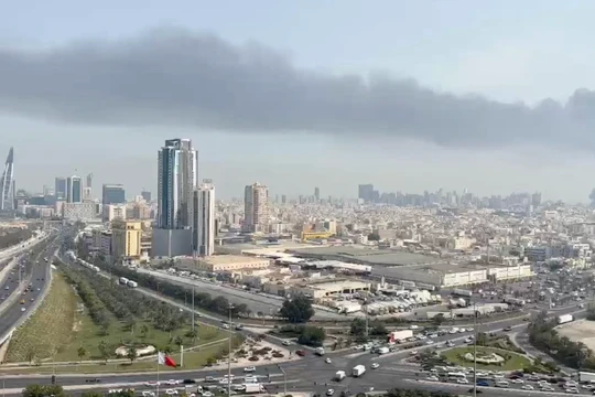 Khói đen dày đặc bốc lên tại căn cứ hải quân Mỹ ở Bahrain khi giới chức báo cáo máy bay không người lái và mảnh vỡ tên lửa đã tấn công các khu dân cư ở Manama và một thành phố khác. Ảnh: Reuters.
