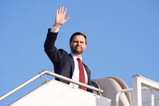 Phó Tổng thống Mỹ J.D. Vance vẫy tay khi lên chuyên cơ Không lực Hai sau khi tham dự cuộc đàm phán về Iran tại Islamabad, Pakistan hôm 12/4. Ảnh: Getty.