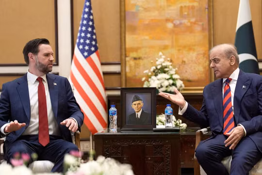 Phó Tổng thống Mỹ J.D. Vance gặp Thủ tướng Pakistan Shehbaz Sharif tại Islamabad hôm 11/4. Ảnh: Getty.