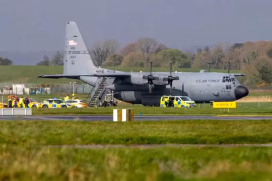 Hôm 11/4, một người đàn ông dùng rìu tấn công chiếc máy bay quân sự C-130 Hercules tại sân bay Shannon ở Ireland. Ảnh: NYP.