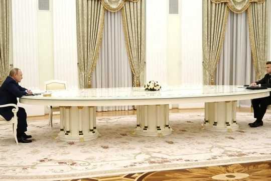 Tổng thống Nga Vladimir Putin (trái) gặp Tổng thống Pháp Emmanuel Macron (phải) tại Moscow, Nga ngày 7/2/2022. Ảnh: Getty.