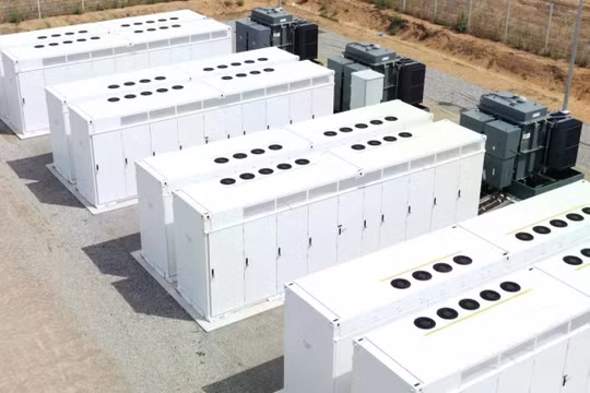 Hình ảnh cận cảnh nhiều thùng chứa hệ thống lưu trữ năng lượng pin (BESS) trong một hệ thống điện lưới. Chúng được thiết kế để hỗ trợ tích hợp năng lượng tái tạo, cân bằng tải và điện lưới. Ảnh: SCMP.