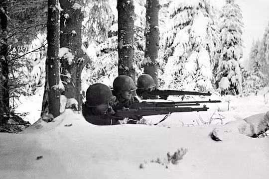 Ba binh sĩ Mỹ trong tuyết trong trận đánh Ardennes, Bỉ, Thế chiến II, tháng 1/1945. Ảnh: Getty.