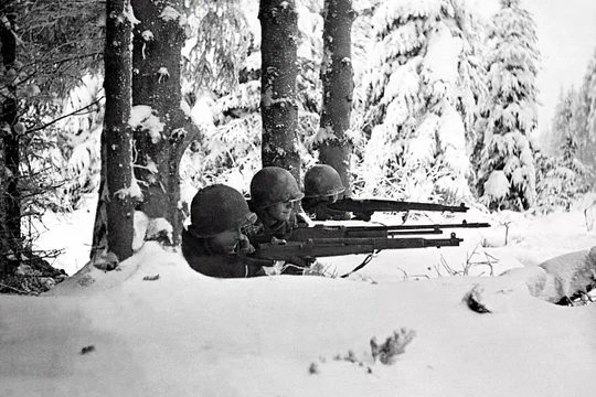 Ba binh sĩ Mỹ trong tuyết trong trận đánh Ardennes, Bỉ, Thế chiến II, tháng 1/1945. Ảnh: Getty.