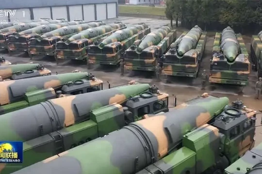 Tên lửa đạn đạo DF-26 của Lực lượng Tên lửa Quân Giải phóng Nhân dân Trung Quốc. Ảnh: MW.