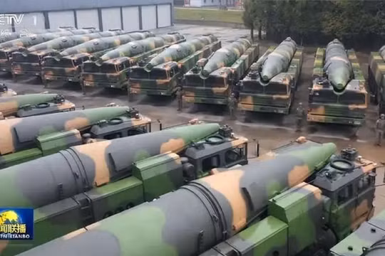 Tên lửa đạn đạo DF-26 của Lực lượng Tên lửa Quân Giải phóng Nhân dân Trung Quốc. Ảnh: MW.