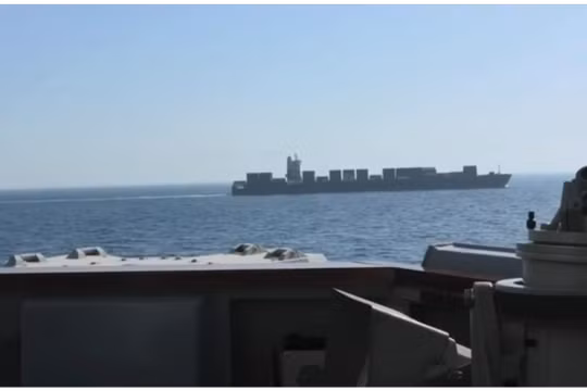 Ảnh chụp màn hình từ một video cho thấy tàu khu trục USS Spruance của Mỹ bắn vào tàu chở hàng Touska mang cờ Iran ở Vịnh Oman vào ngày 19/4. Ảnh: CENTCOM.