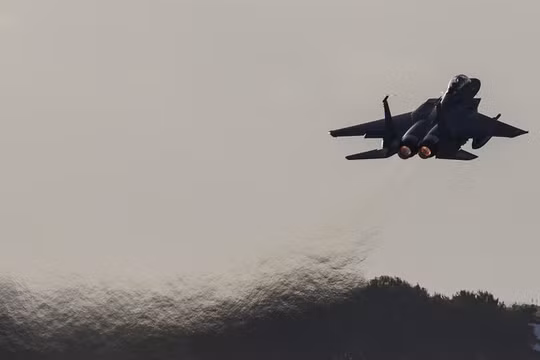 Một chiếc máy bay chiến đấu F-15 cất cánh từ căn cứ không quân RAF Lakenheath ở Mildenhall, Anh Quốc vào ngày 7/1. Ảnh: Getty.