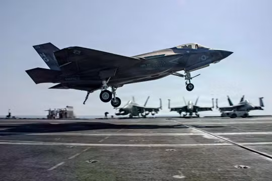 Một chiếc máy bay F-35C Lightning II của Thủy quân lục chiến Mỹ hạ cánh xuống boong tàu USS Abraham Lincoln tại một địa điểm không được tiết lộ trong chiến dịch Epic Fury vào ngày 7/3. Ảnh: DPA.